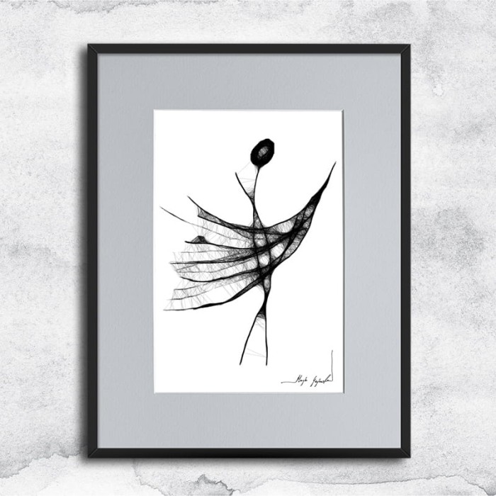 kobieca grafika nr 83 - abstrakcyjna postać, oprawiona w czarną, aluminową ramę i grafitowe passe partout