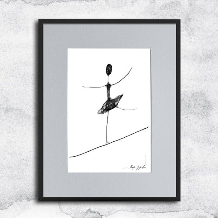 kobieca grafika nr 82 - akrobatka, oprawiona w czarną, aluminową ramę i grafitowe passe partout