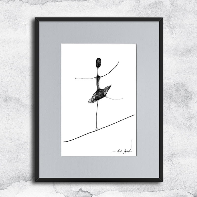 kobieca grafika nr 82 - akrobatka, oprawiona w czarną, aluminową ramę i grafitowe passe partout