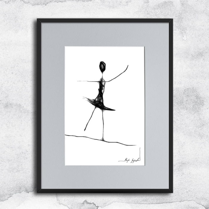 kobieca grafika nr 80 - akrobatka, oprawiona w czarną, aluminową ramę i grafitowe passe partout