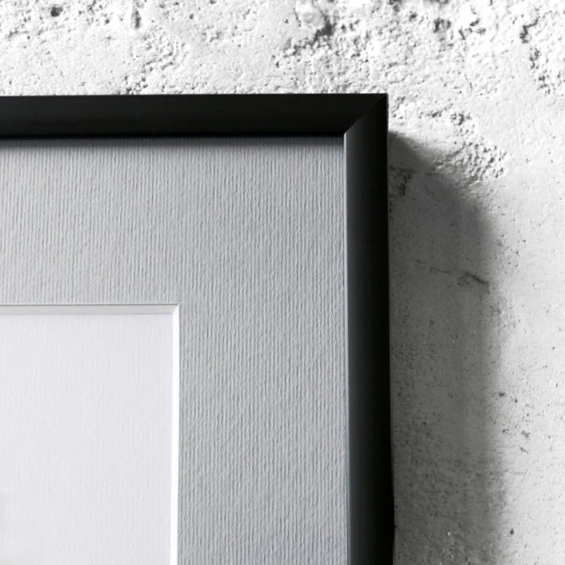 minimalistyczna grafika nr 79 - filmowiec, oprawiona w czarną, aluminową ramę i grafitowe passe partout