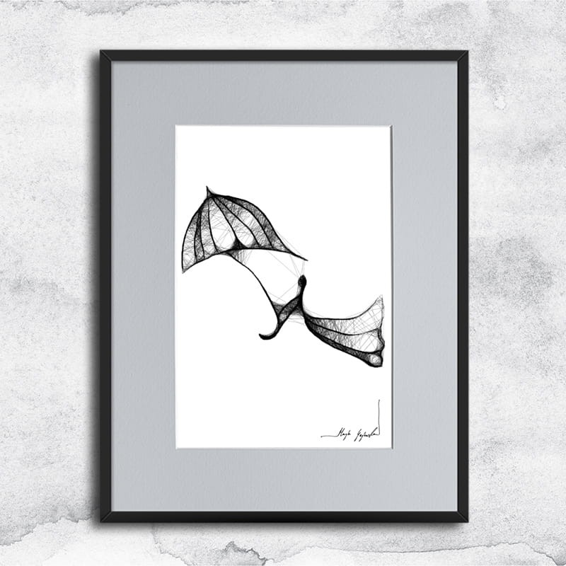 kobieca grafika nr 66 - porwana przez wiatr, oprawiona w czarną, aluminową ramę i grafitowe passe partout