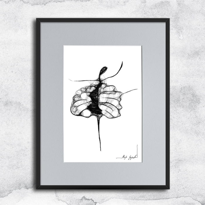 kobieca grafika nr 64 - tancerka, oprawiona w czarną, aluminową ramę i grafitowe passe partout