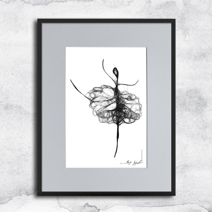 kobieca grafika nr 63 - tancerka, oprawiona w czarną, aluminową ramę i grafitowe passe partout