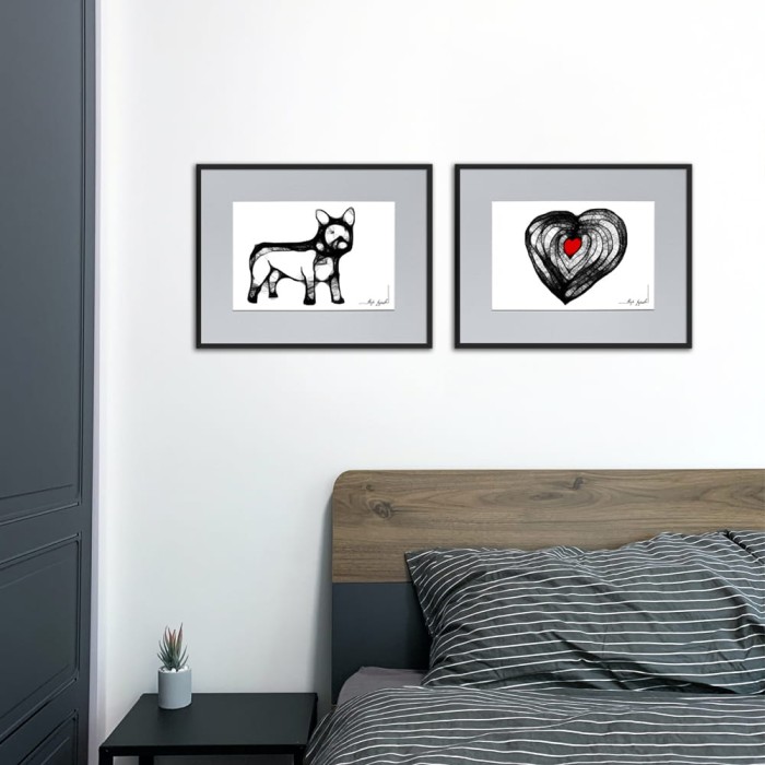 Autorska grafika nr 107 - buldożek, oprawiona w czarną, aluminową ramę i grafitowe passe partout, dla miłośników psów