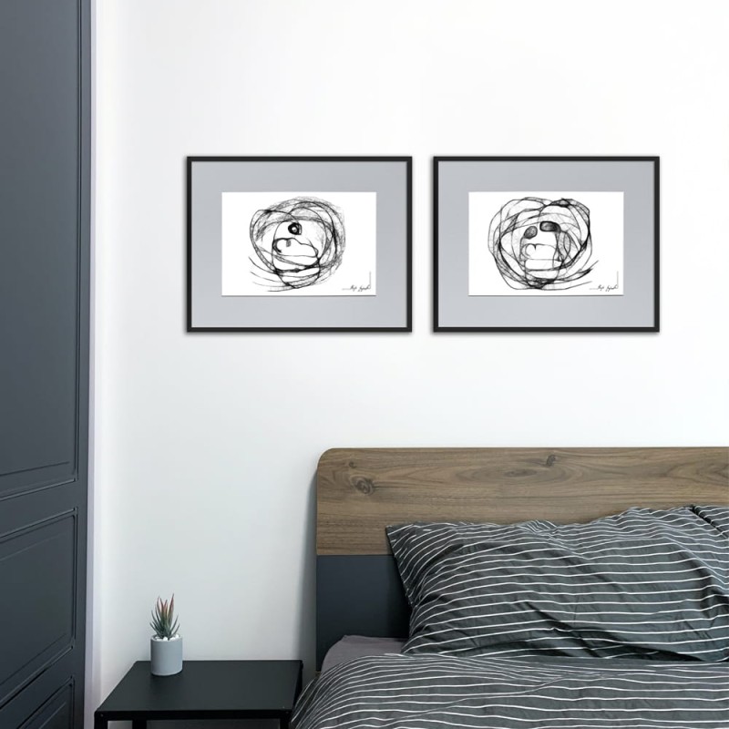 minimalistyczna grafika nr 36 - matka, oprawiona w czarną, aluminową ramę i grafitowe passe partout, idealna na prezent