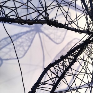 Instalacja przestrzenna chabrów wykonana z metalu, detal