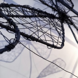 Instalacja przestrzenna chabrów wykonana z metalu, detal