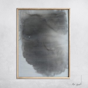 obraz Synergia 1, format 80x60cm, oprawiony w dębową ramę, obraz abstrakcyjny utrzymany w tonacji chłodnego, głębokiego błękitu z subtelnymi przejściami w ciemniejsze odcienie szarości i beżu