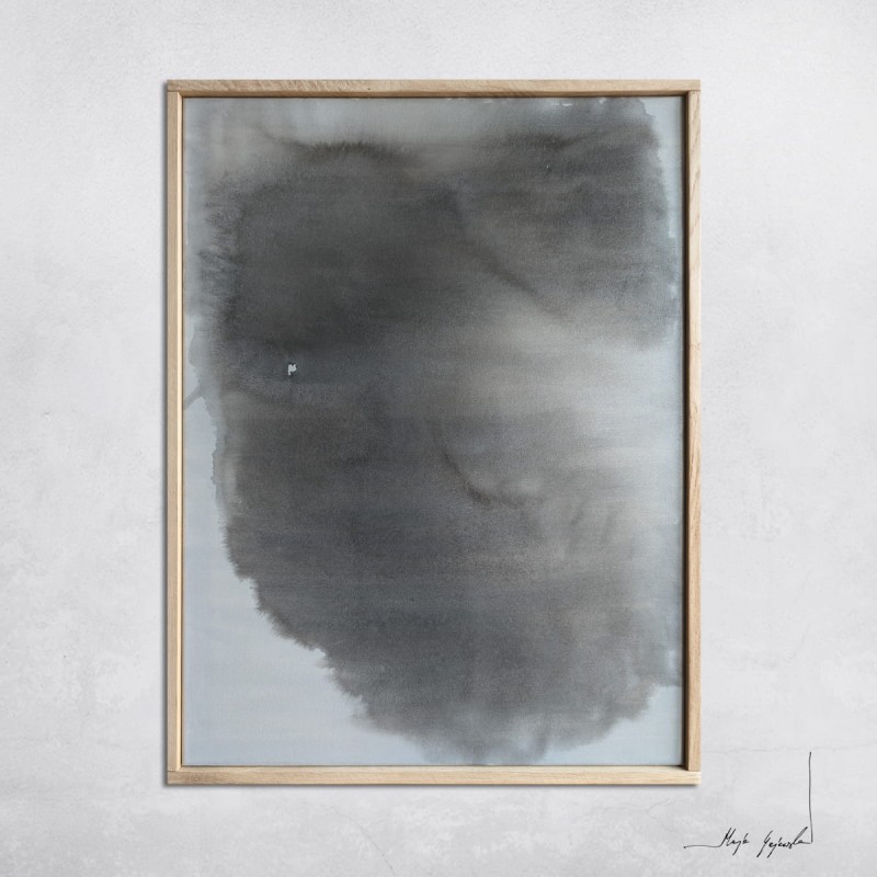 obraz Synergia 1, format 80x60cm, oprawiony w dębową ramę, obraz abstrakcyjny utrzymany w tonacji chłodnego, głębokiego błękitu z subtelnymi przejściami w ciemniejsze odcienie szarości i beżu