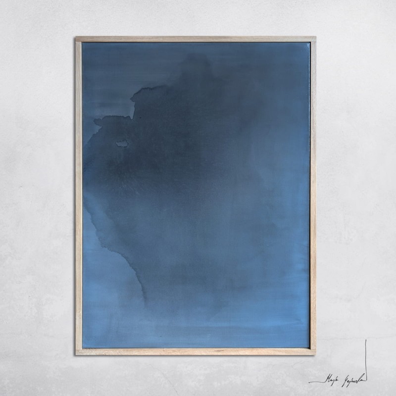 obraz Synergia 3, format 80x60cm, oprawiony w dębową ramę, obraz abstrakcyjny utrzymany w tonacji chłodnego, głębokiego błękitu z subtelnymi przejściami w ciemniejsze odcienie szarości i granatu