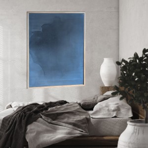 obraz Synergia 3, format 80x60cm, oprawiony w dębową ramę, obraz abstrakcyjny utrzymany w tonacji chłodnego, głębokiego błękitu z subtelnymi przejściami w ciemniejsze odcienie szarości i granatu idealny do sypialni