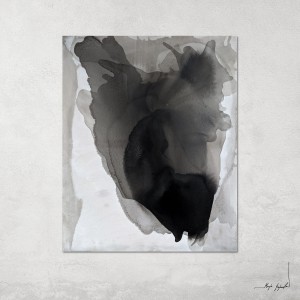 Obraz w formacie 120x100cm, prezentuje organiczną, amorficzną formę zbudowaną z nakładających się warstw sepii oraz grafitowo-czarnego pigmentu rozpływającego się na jasnym tle.
