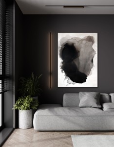 Obraz w formacie 110x150cm, prezentuje organiczną, amorficzną formę zbudowaną z nakładających się warstw sepii oraz grafitowo-czarnego pigmentu rozpływającego się na jasnym tle idealny do salonu lub sypialni
