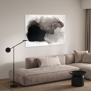 Obraz w formacie 110x150cm, prezentuje organiczną, amorficzną formę zbudowaną z nakładających się warstw sepii oraz grafitowo-czarnego pigmentu rozpływającego się na jasnym tle idealny do salonu lub sypialni