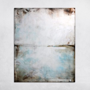 Błękit i sepia I to minimalistyczny obraz, w którym dominuje szarość, biel i delikatne akcenty niebieskiego.