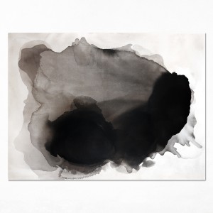 Obraz w formacie 110x150cm, prezentuje organiczną, amorficzną formę zbudowaną z nakładających się warstw sepii oraz grafitowo-czarnego pigmentu rozpływającego się na jasnym tle.