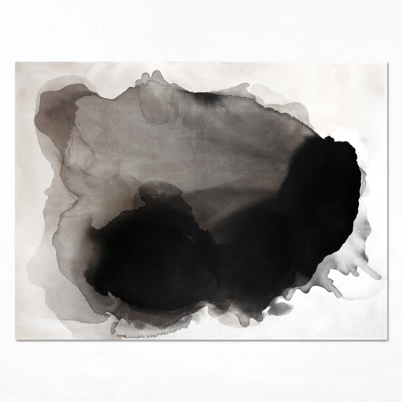 Obraz w formacie 110x150cm, prezentuje organiczną, amorficzną formę zbudowaną z nakładających się warstw sepii oraz grafitowo-czarnego pigmentu rozpływającego się na jasnym tle.