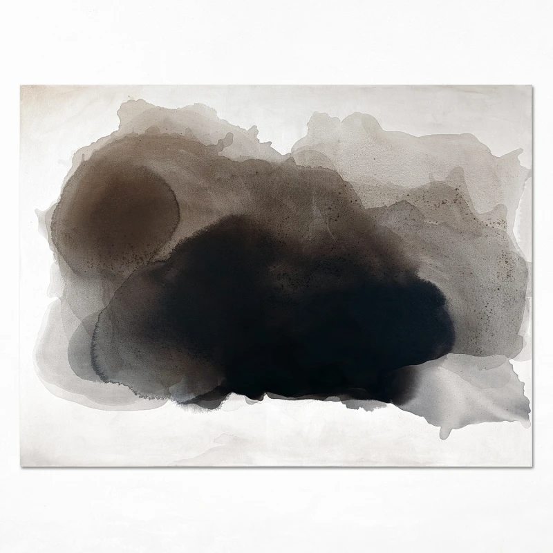 Obraz w formacie 110x150cm, prezentuje organiczną, amorficzną formę zbudowaną z nakładających się warstw sepii oraz grafitowo-czarnego pigmentu rozpływającego się na jasnym tle.