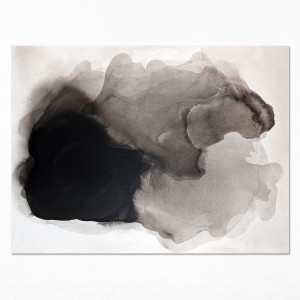 Obraz w formacie 110x150cm, prezentuje organiczną, amorficzną formę zbudowaną z nakładających się warstw sepii oraz grafitowo-czarnego pigmentu rozpływającego się na jasnym tle.