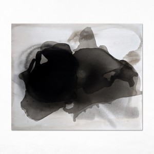 Obraz w formacie 100x120cm, prezentuje organiczną, amorficzną formę zbudowaną z nakładających się warstw sepii oraz grafitowo-czarnego pigmentu rozpływającego się na jasnym tle.