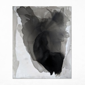 Obraz w formacie 120x100cm, prezentuje organiczną, amorficzną formę zbudowaną z nakładających się warstw sepii oraz grafitowo-czarnego pigmentu rozpływającego się na jasnym tle.