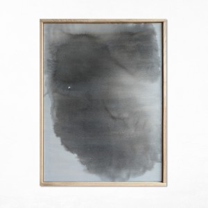obraz Synergia 1, format 80x60cm, oprawiony w dębową ramę, obraz abstrakcyjny utrzymany w tonacji chłodnego, głębokiego błękitu z subtelnymi przejściami w ciemniejsze odcienie szarości i beżu