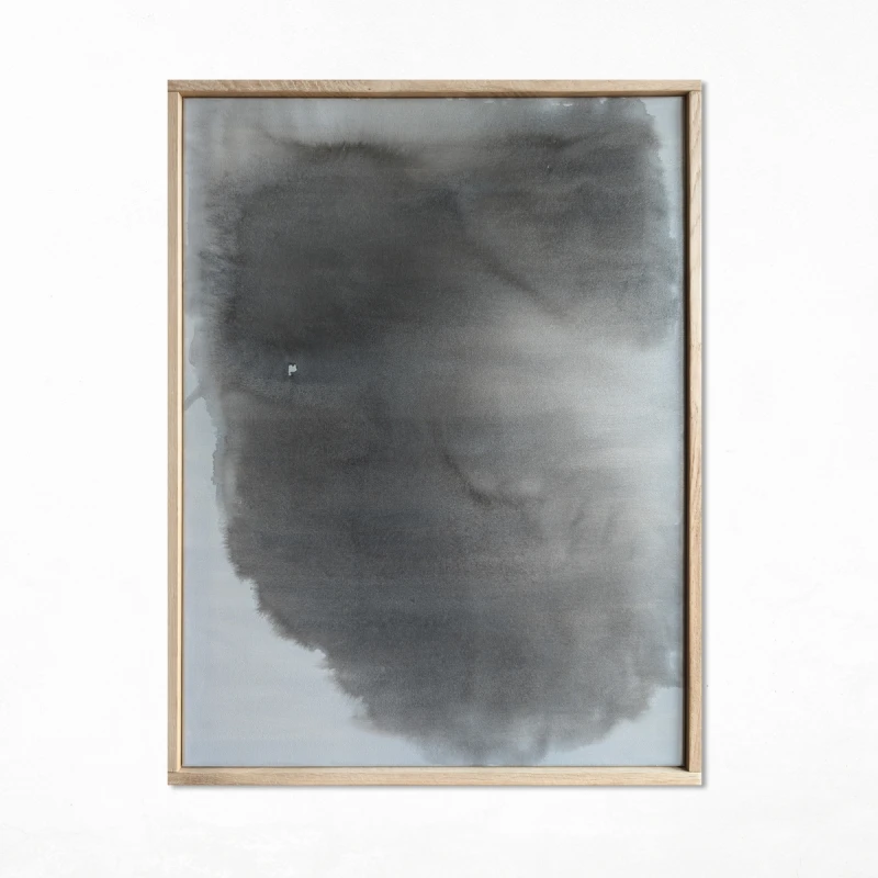 obraz Synergia 1, format 80x60cm, oprawiony w dębową ramę, obraz abstrakcyjny utrzymany w tonacji chłodnego, głębokiego błękitu z subtelnymi przejściami w ciemniejsze odcienie szarości i beżu