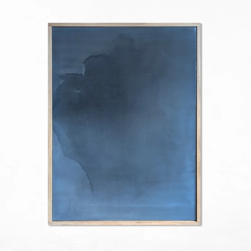obraz Synergia 3, format 80x60cm, oprawiony w dębową ramę, obraz abstrakcyjny utrzymany w tonacji chłodnego, głębokiego błękitu z subtelnymi przejściami w ciemniejsze odcienie szarości i granatu