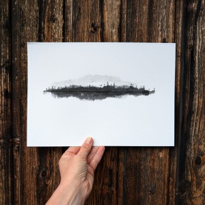Autorski rysunek wykonany w technice tusz i akwarela na białym, lekko fakturowanym, tradycyjnym papierze graficznym.